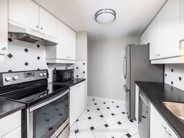 1004 - 717 Bay St
