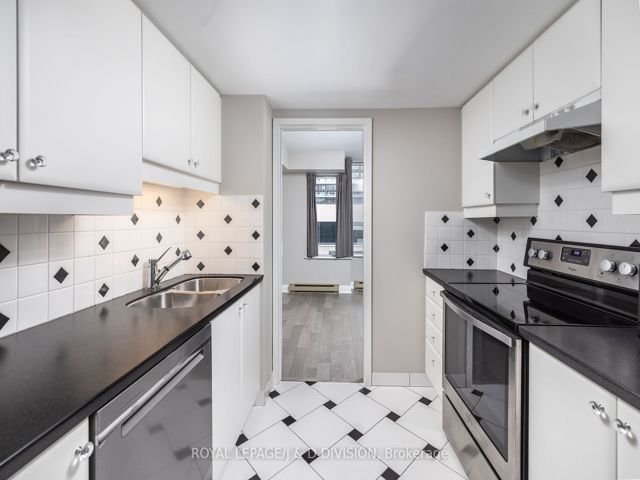 1004 - 717 Bay St