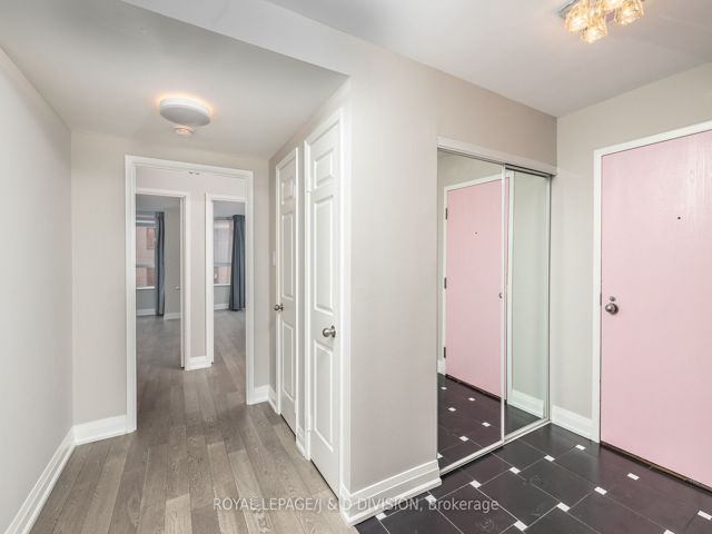 1004 - 717 Bay St