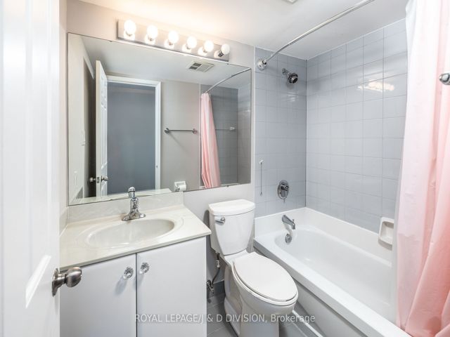 1004 - 717 Bay St