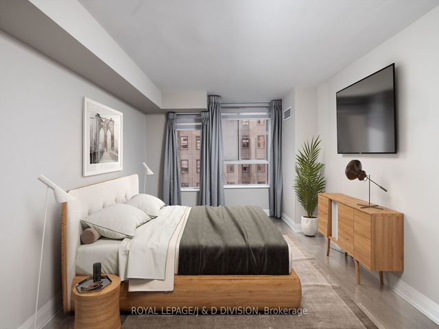 1004 - 717 Bay St