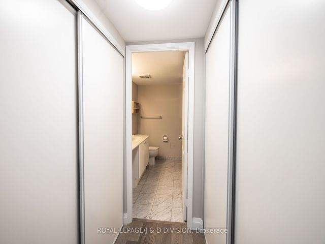 1004 - 717 Bay St