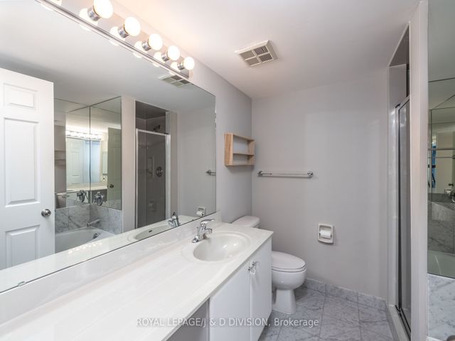 1004 - 717 Bay St