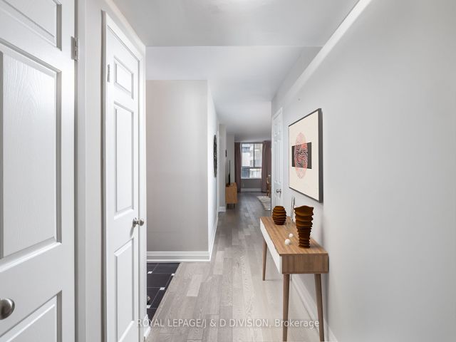 1004 - 717 Bay St