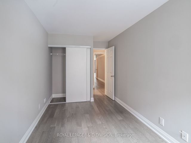 1004 - 717 Bay St