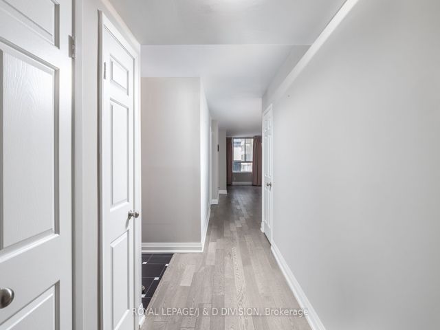 1004 - 717 Bay St