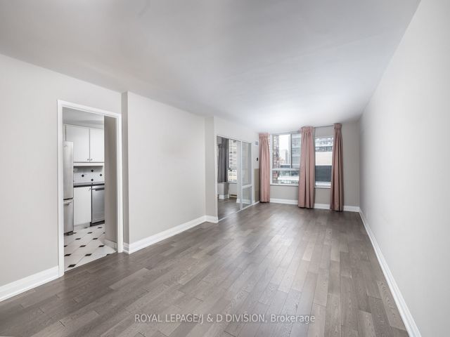 1004 - 717 Bay St