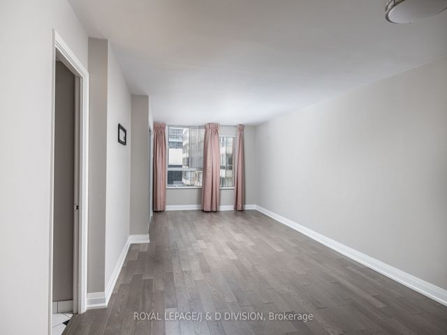 1004 - 717 Bay St