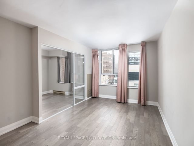 1004 - 717 Bay St