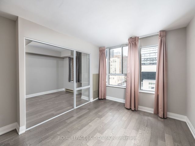 1004 - 717 Bay St