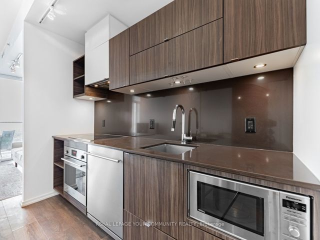 1604 - 125 Peter St