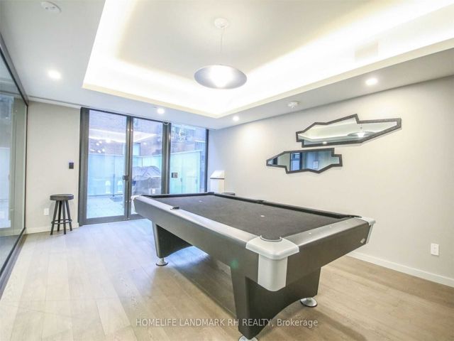 208 - 28 Wellesley St E