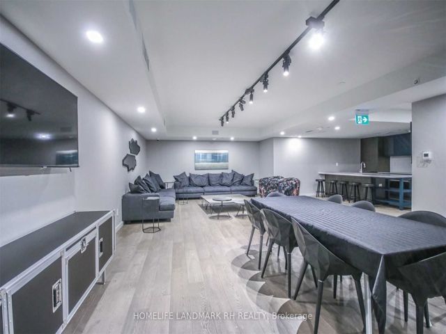 208 - 28 Wellesley St E