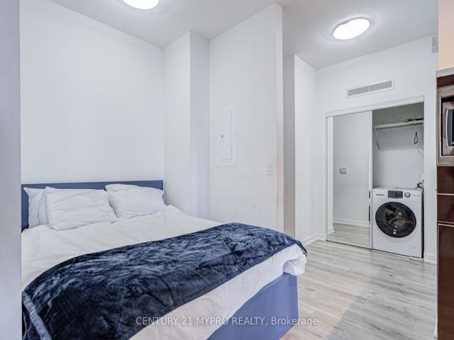 2009 - 38 Dan Leckie Way E