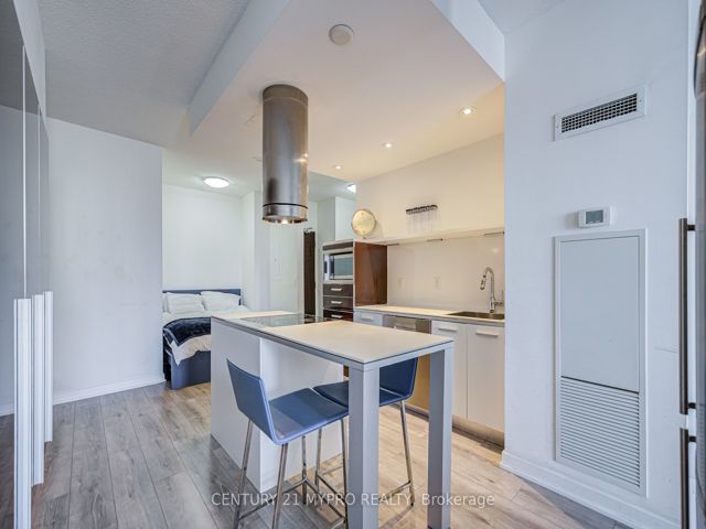 2009 - 38 Dan Leckie Way E