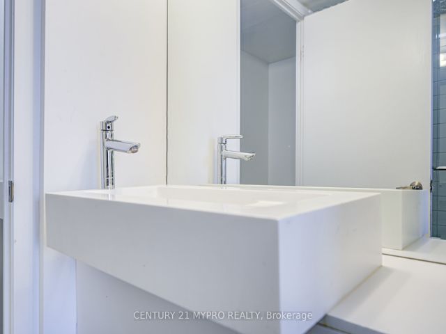 2009 - 38 Dan Leckie Way E