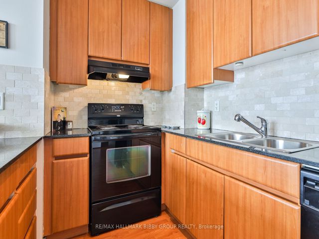 1002 - 30 Canterbury Pl