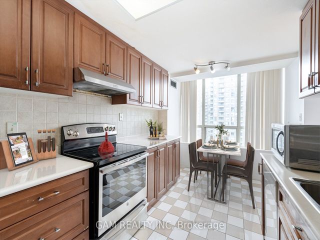 1516 - 7 Bishop Ave
