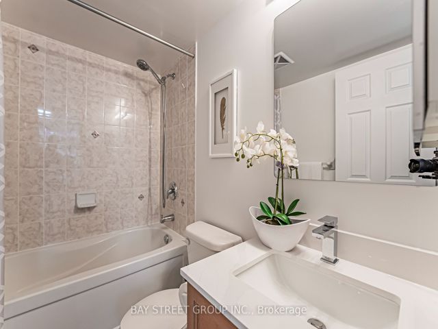 318 - 35 Hollywood Ave