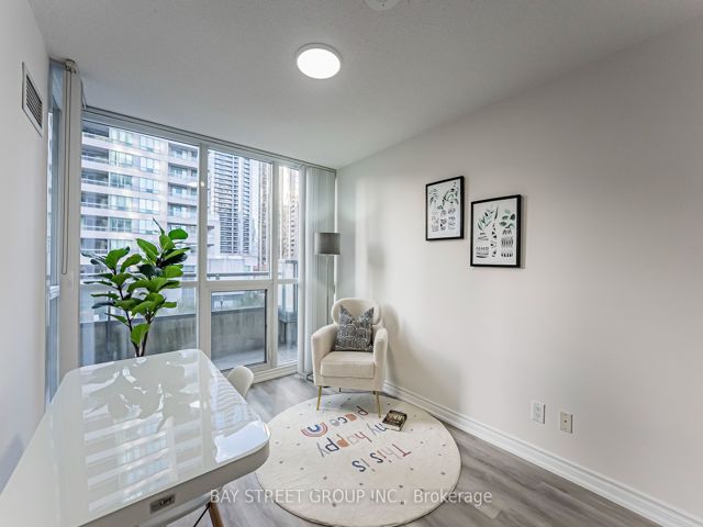 318 - 35 Hollywood Ave