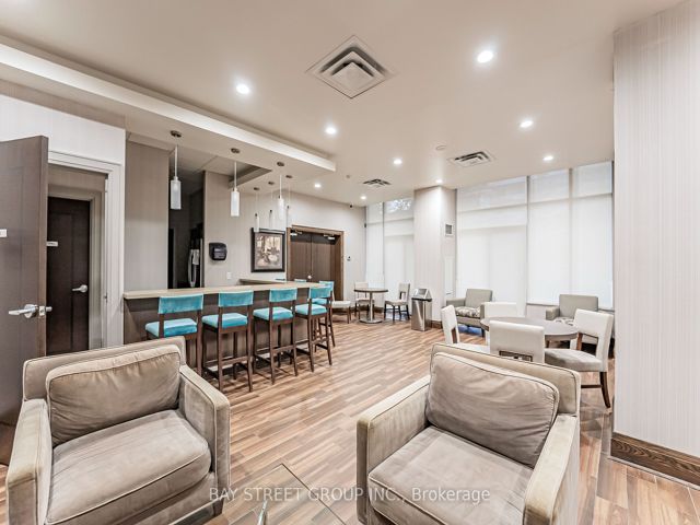 318 - 35 Hollywood Ave
