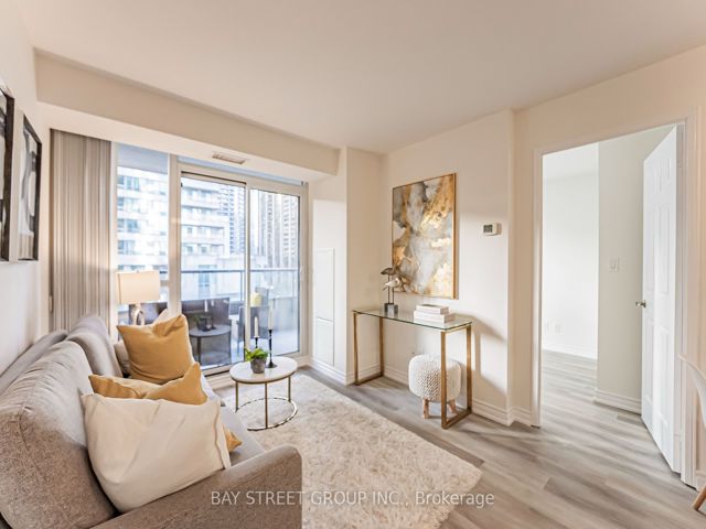 318 - 35 Hollywood Ave