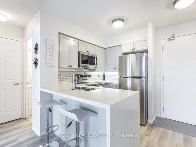 808 - 18 Valley Woods Rd