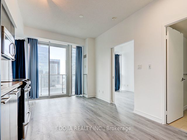 2809 - 126 Simcoe St