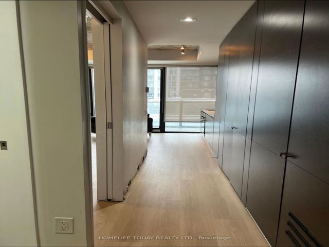 1118 - 629 King St W
