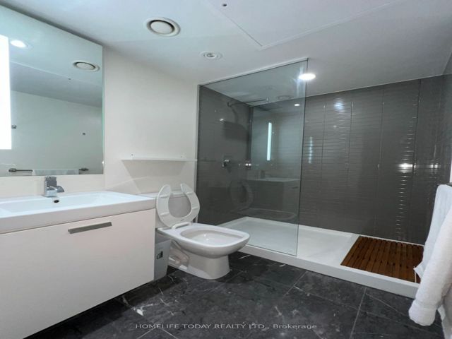 1118 - 629 King St W