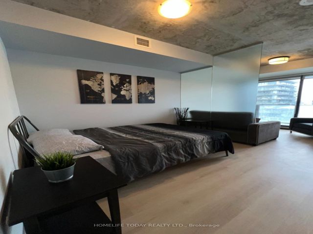 1118 - 629 King St W