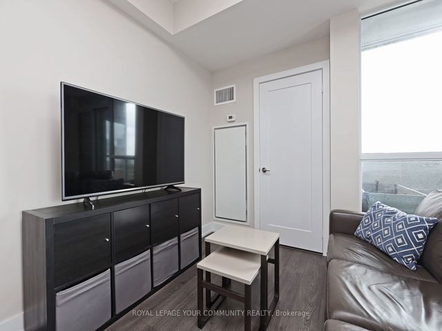 1212 - 318 Richmond St