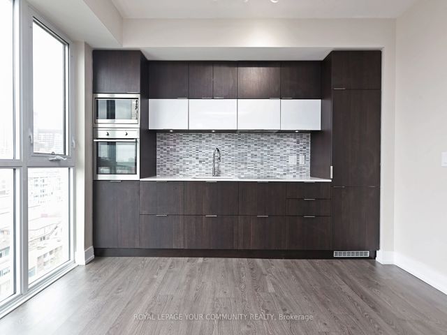 1212 - 318 Richmond St