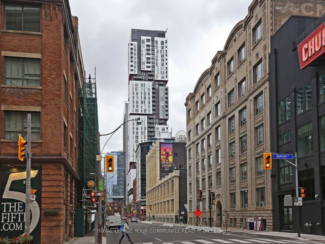 1212 - 318 Richmond St