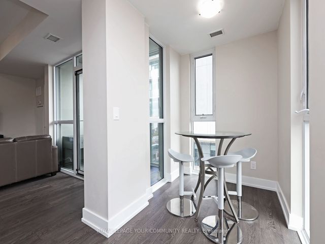1212 - 318 Richmond St