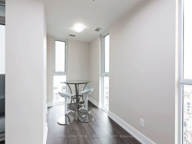 1212 - 318 Richmond St