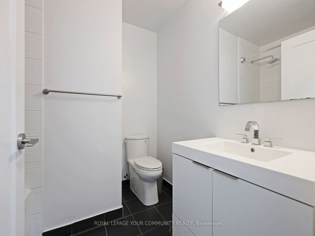 1212 - 318 Richmond St