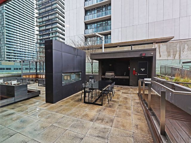 1212 - 318 Richmond St