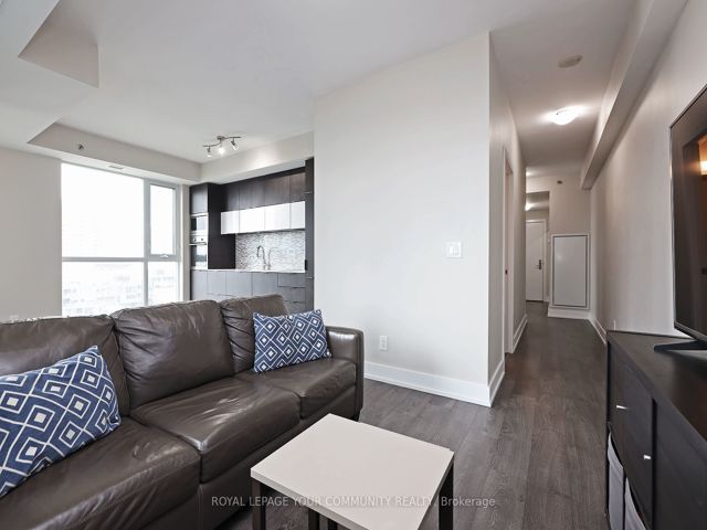 1212 - 318 Richmond St