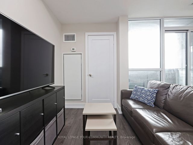 1212 - 318 Richmond St