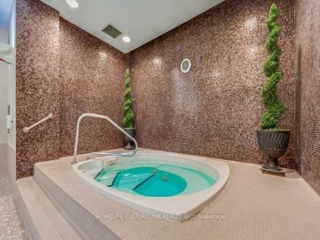 305 - 18 Kenaston Gdns