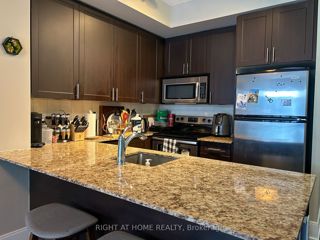 1002 - 560 Front St W