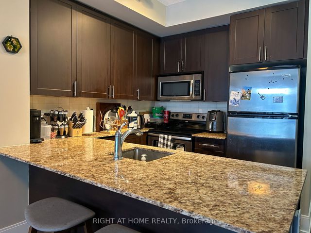 1002 - 560 Front St W