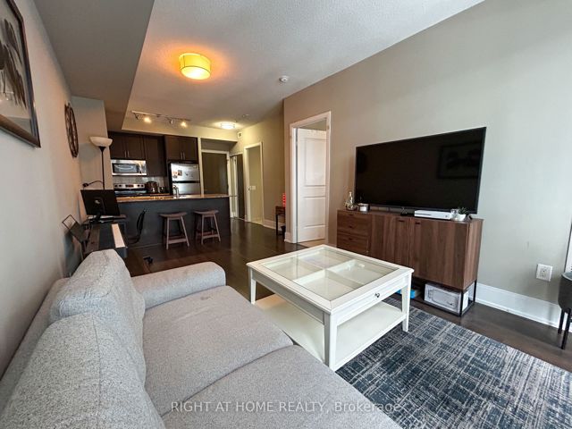 1002 - 560 Front St W