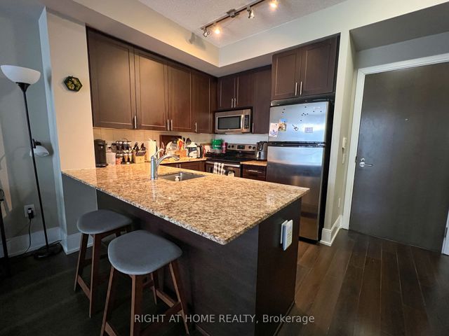 1002 - 560 Front St W