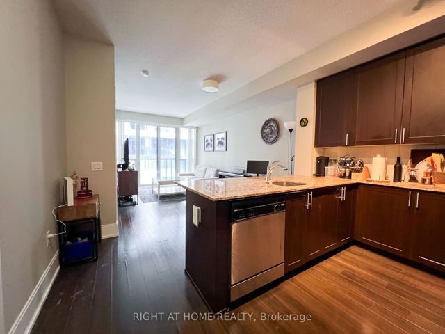 1002 - 560 Front St W