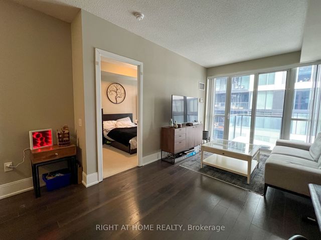 1002 - 560 Front St W