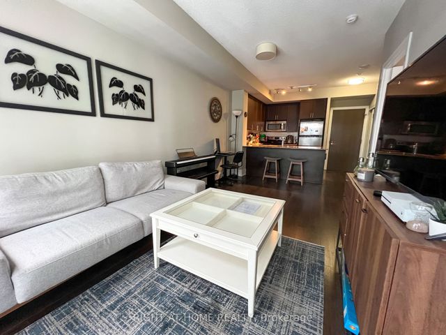 1002 - 560 Front St W