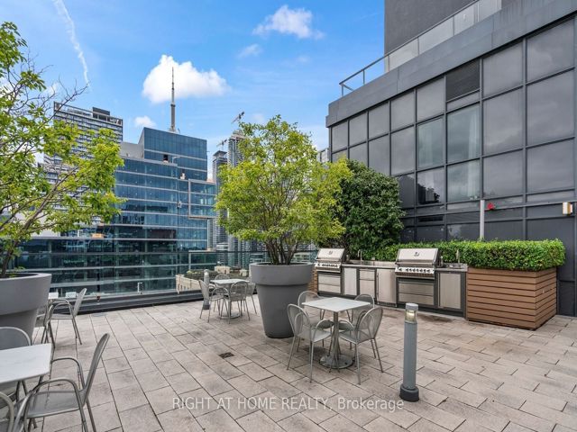 1002 - 560 Front St W