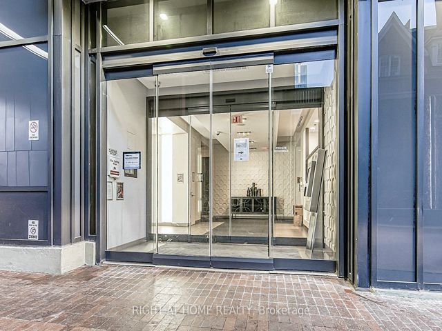 1002 - 560 Front St W